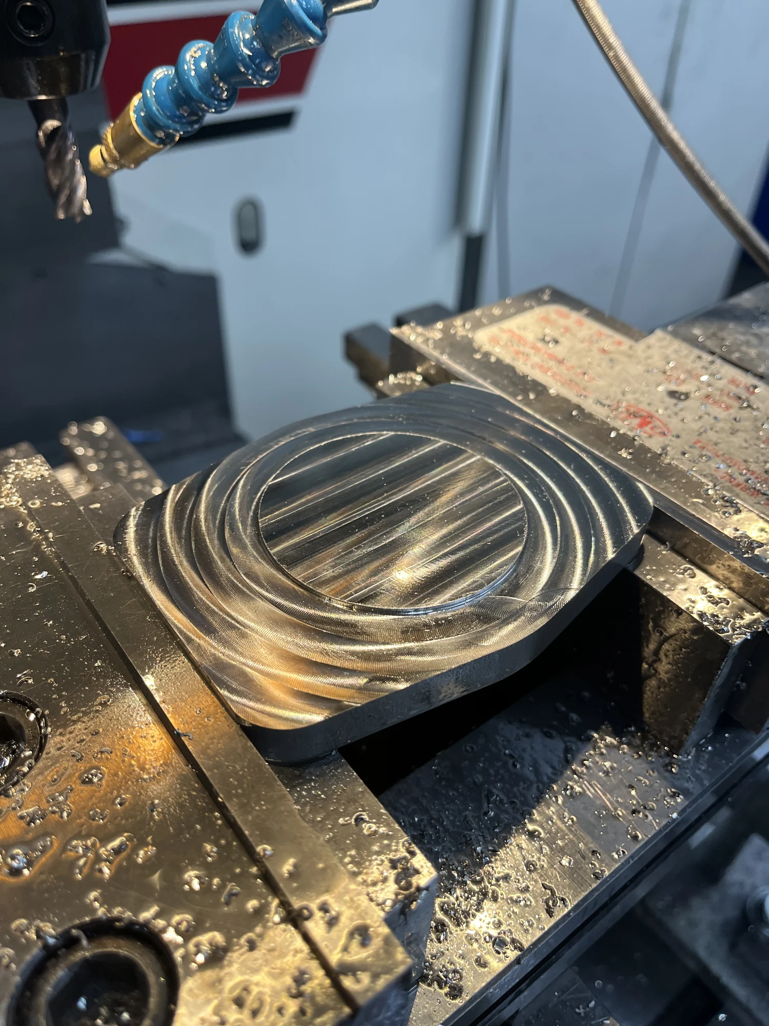 De flens in de CNC-freesmachine tijdens het frezen