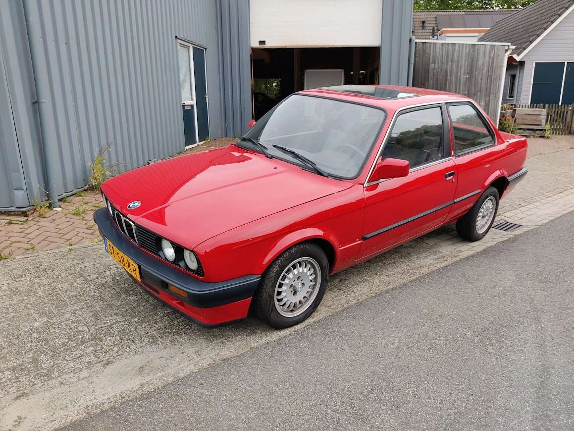 De gerestaureerde rode BMW E30