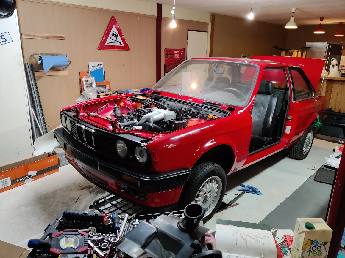 De BMW E30 tijdens de opbouw in de werkplaats