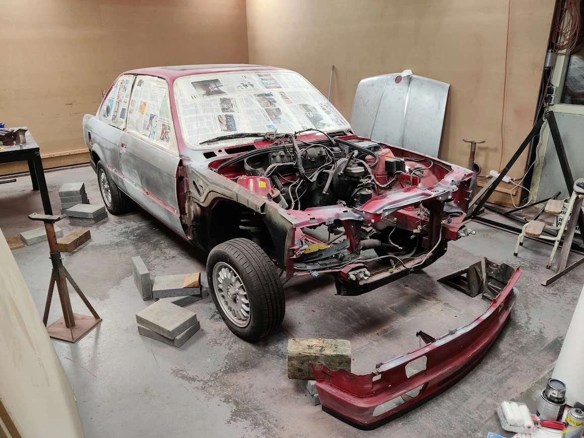 De BMW E30 tijdens de restauratie