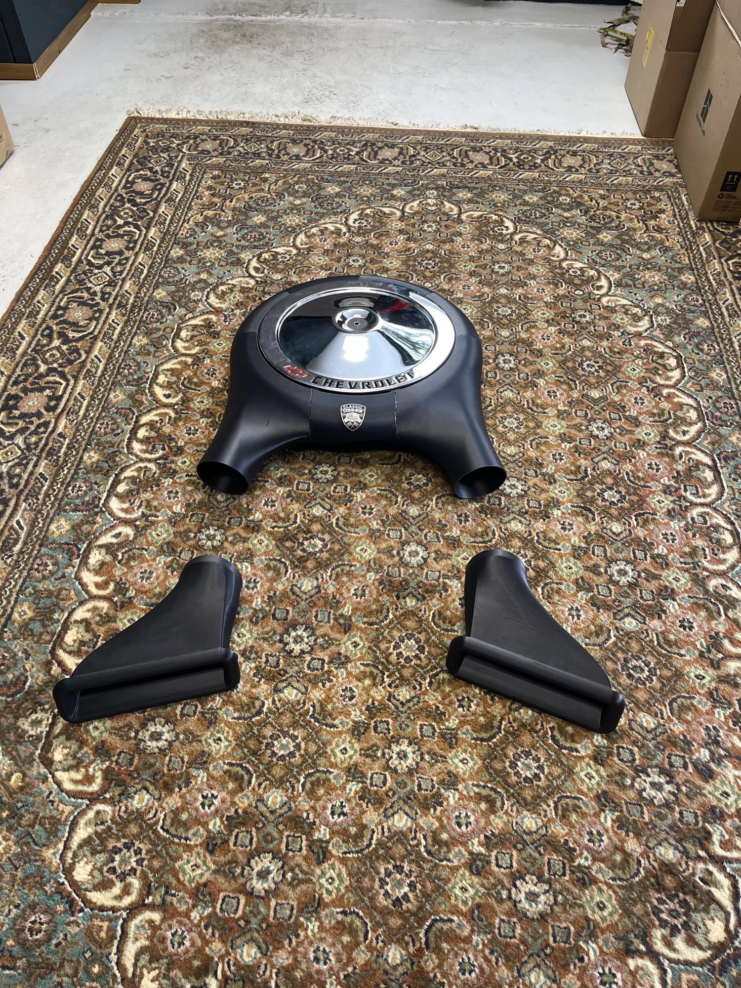 Cold air intake met twee luchtkanalen op een vloerkleed