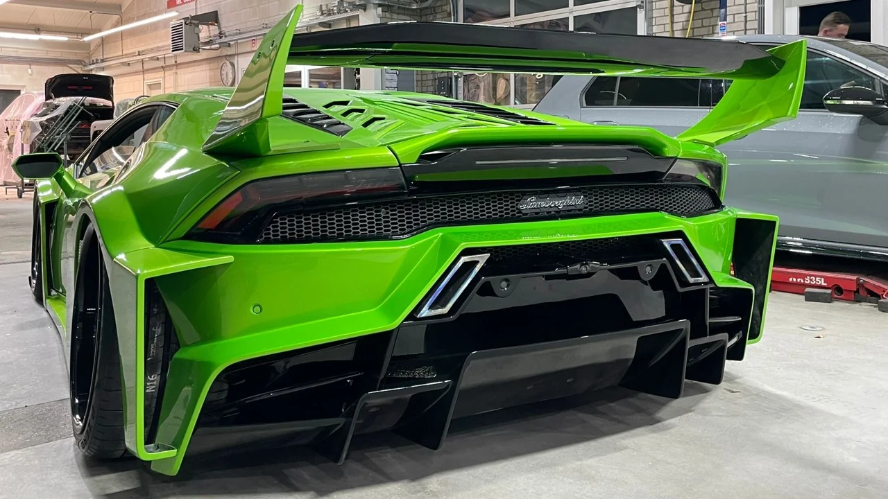 Groene Lamborghini Huracán Evo bij The Street Customs Garage