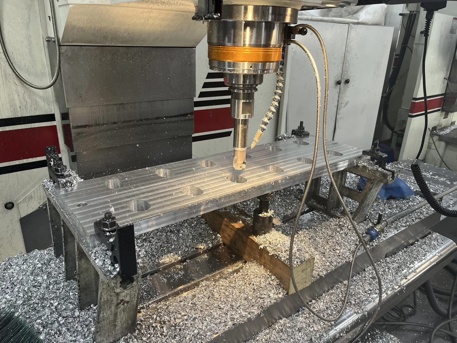 Een metalen werkstuk in de CNC-machine