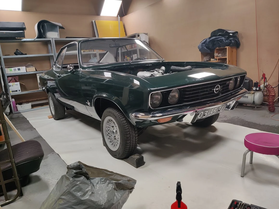 De donkergroene Opel A-Manta in de werkplaats