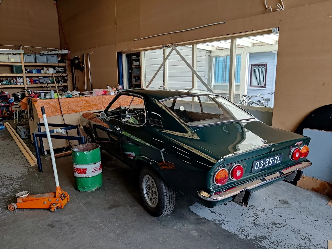 De achterzijde van de Opel A-Manta in de werkplaats