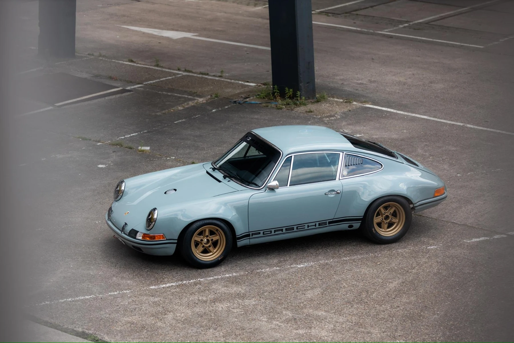Lichtblauwe Porsche 911 van Rico Customs, van boven gezien