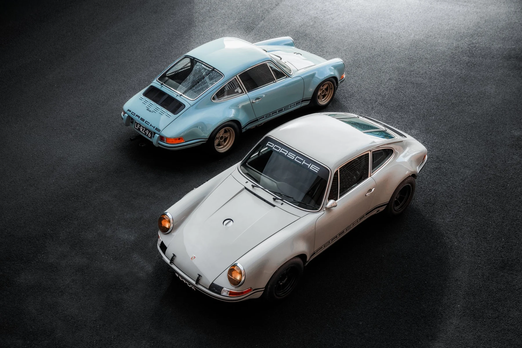 Twee Porsches van Rico Customs van boven gezien