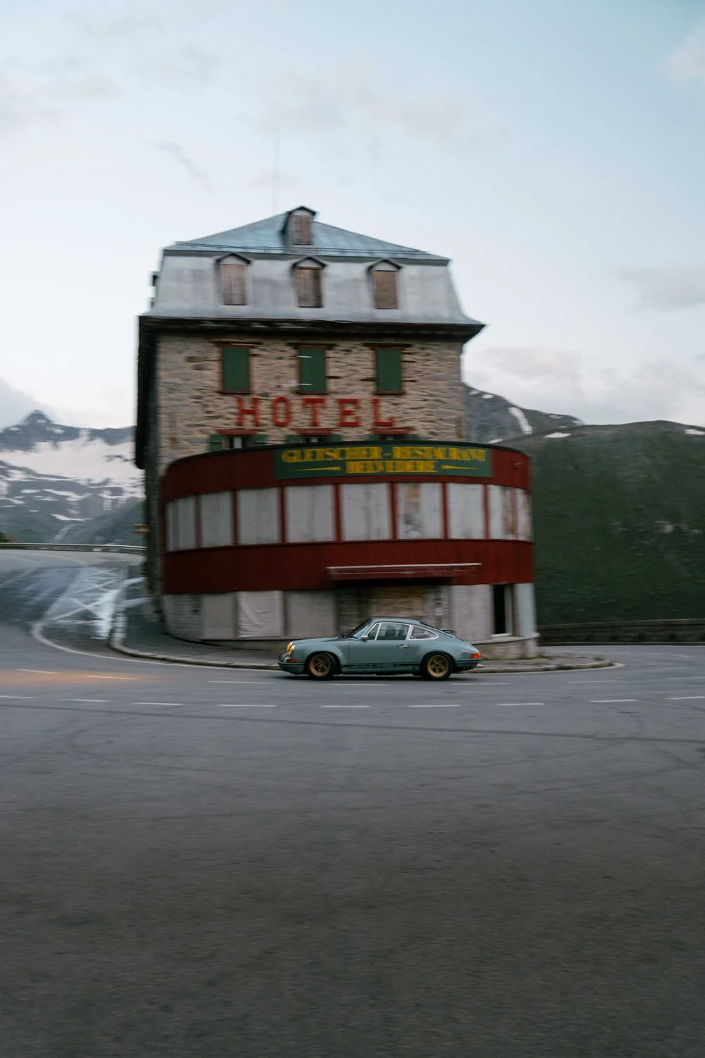 De Porsche van Rico Customs op de bergweg bij Hotel Belvédère