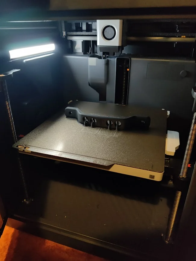 Een 3D-geprint prototype op het bouwplatform van een 3D-printer