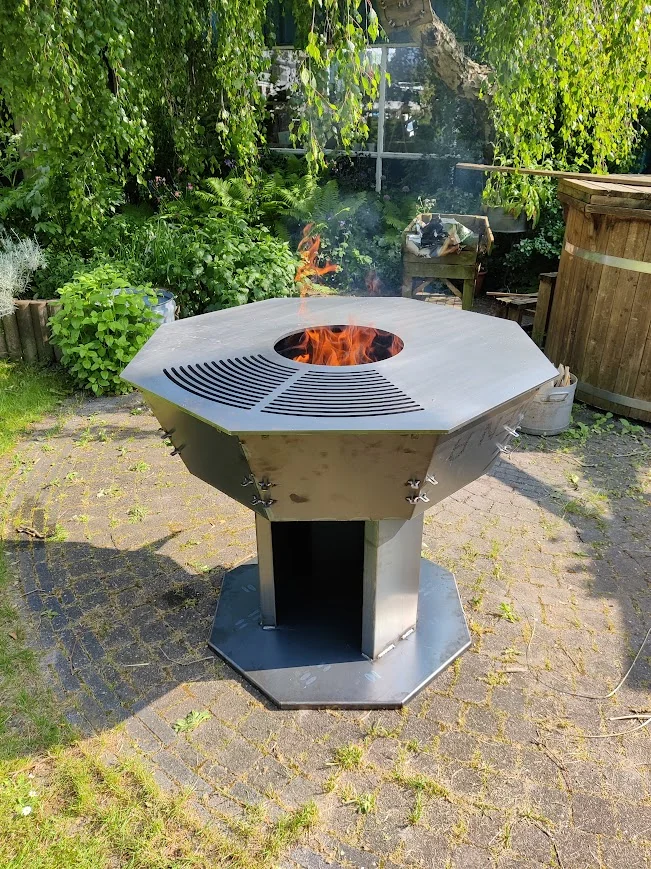 De zelfgemaakte metalen barbecue van CP Custom Parts, met vuur in het midden