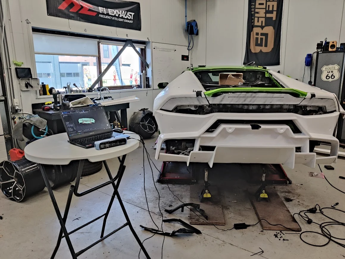 Een 3D-scanner opgesteld achter een Lamborghini Huracán bij The Street Customs Garage